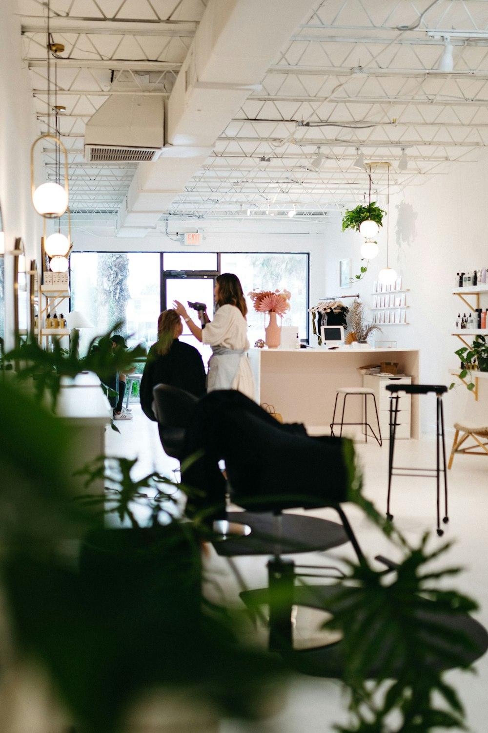 窓から光が入る、植物の置かれた明るい店内